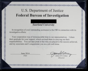 Mit dieser Urkunde zeichnete das FBI den Informatiker an der Saar-Uni und seine Forscherkollegen aus. Bild: Jörg Pütz / Universität des Saarlandes